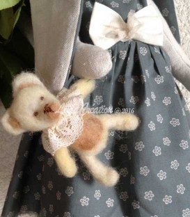 Lapine décorative Hélène avec son Doudou Ourson