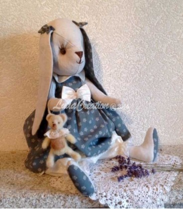 Lapine décorative Hélène avec son Doudou Ourson